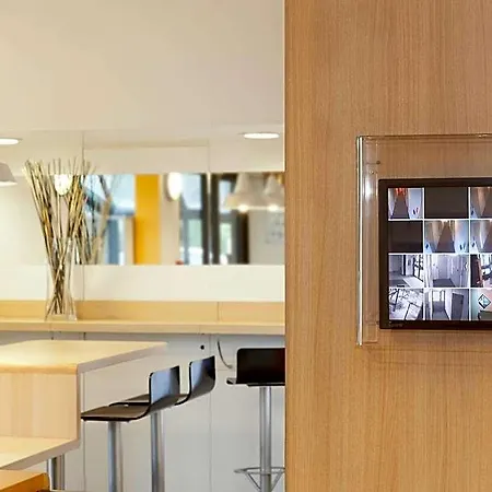 First Eco Villemoisson Centre Commercial Carrefour Hotel